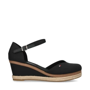 Svarta kilklackar från Tommy Hilfiger - Snygga svarta kilklackar från Tommy Hilfiger, nyskick, nt pris cirka 1000kr säljer för 400kr men pris kan diskuteras. 