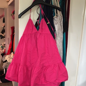 Rosa volangklänning med smala axelband - Säljer en superfin rosa klänning med smala axelband och volang nertill. Klänningen har en luftig passform och är perfekt för varma dagar. Enkel och stilren design som ger en somrig känsla. Vi kan diskusters om priset vid snabbaffär