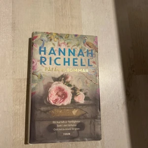 Påfågelsommar - Säljer boken 'Påfågelsommar' av Hannah Richell. En roman om familjehemligheter, kärlek och längtan, med vackert omslag med blommor och fåglar. Inbunden bok med guldfärgad text på ryggen. Perfekt för dig som gillar spännande och känslosamma berättelser.Ni kan se i sista sidan att det är lite riven men ingen text är borta.