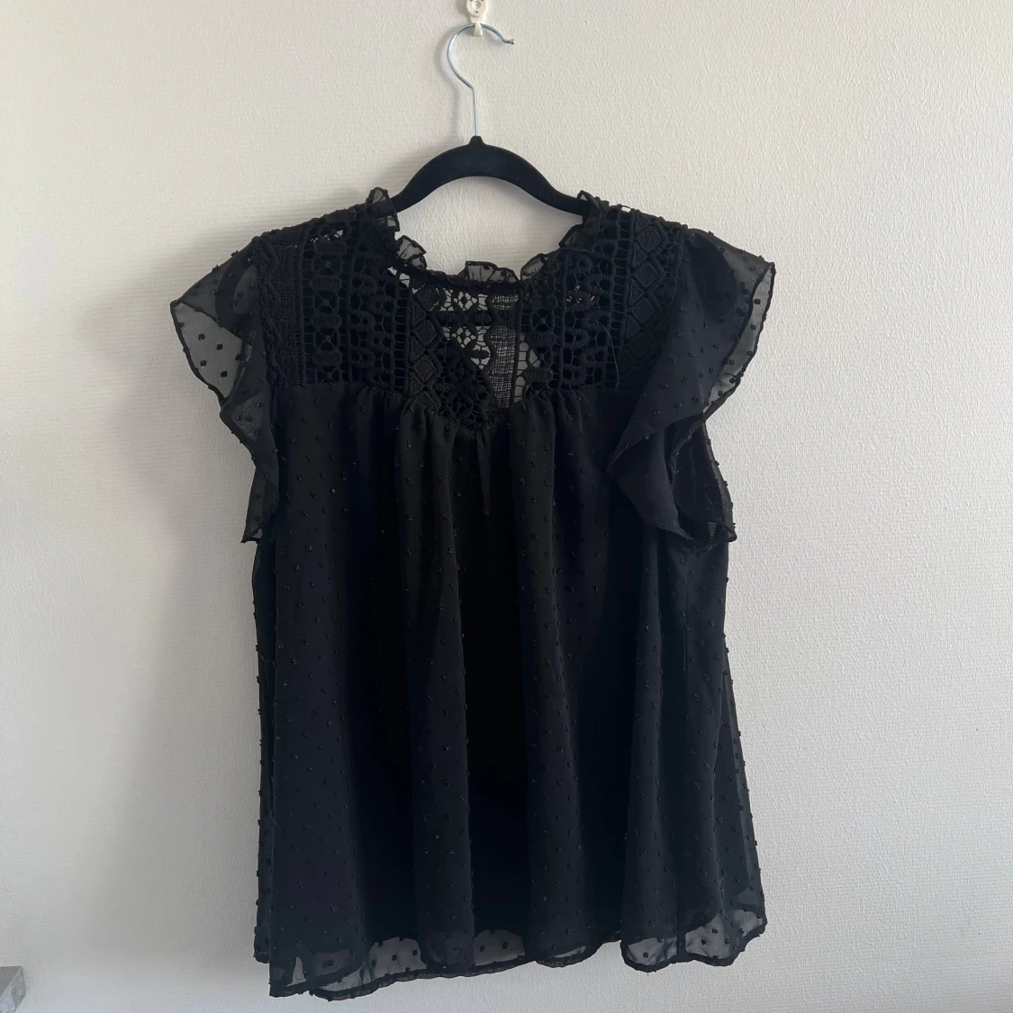 Svart blus med spets och volang