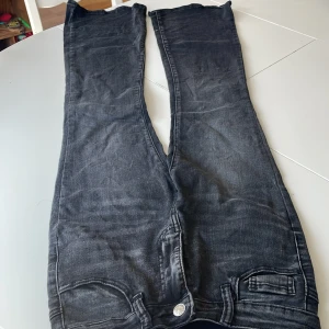 Svarta jeans från SHEIN - Säljer ett par svarta jeansbyxor från SHEIN i storlek S. Byxorna har klassisk femficksdesign, dragkedja och knapp framtill samt flared ben. Perfekta till vardags för en clean look 👀✨🖤