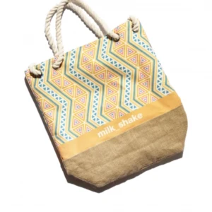 Mönstrad shoppingväska från milk_shake - Färgglad shoppingväska /strandväska med geometriskt mönster i orange, blått och vitt. Väskan har grova rep som handtag och en nedre del i beige tyg som liknar jute. Perfekt för strand eller shopping! Helt ny 