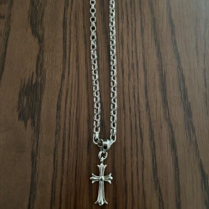 Chrome hearts halsband - Säljer min Chrome Hearts halsband eftersom jag inte använder den så mycket.  Den är 60cm och gissar på att den är gjord av rostfritt stål (är inte 100% på det)