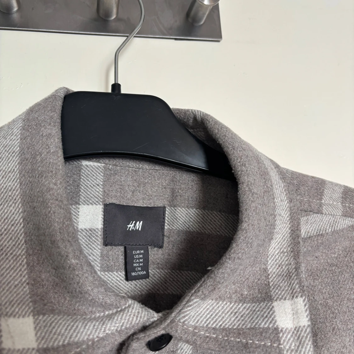 Grå och vit rutig overshirt från H&M - 1