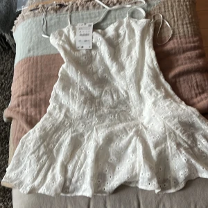 Vit sommar klänning - Superfin vit sommar klänning🤍Den är aldrig använd för att den var för liten för mig. Storlek xs men passar även dig som har xxs. 