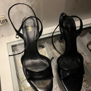 Oanvända klackar  - Svarta klackar som är enkla att gå i med stöd runt vristen . Aldrig använda, kan gå ner i pris vid snabb affär 💞
