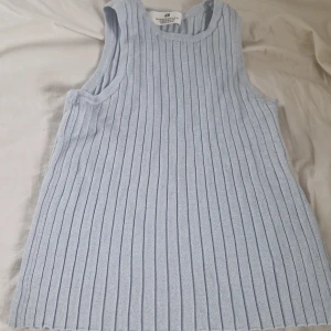 Ljusblått linne💫 - Säljer en ljusblå ribbad linnetopp från H&M. Toppen är ärmlös och har en rund halsringning. Perfekt för varma dagar och enkel att matcha med olika outfits. Aldrig använd