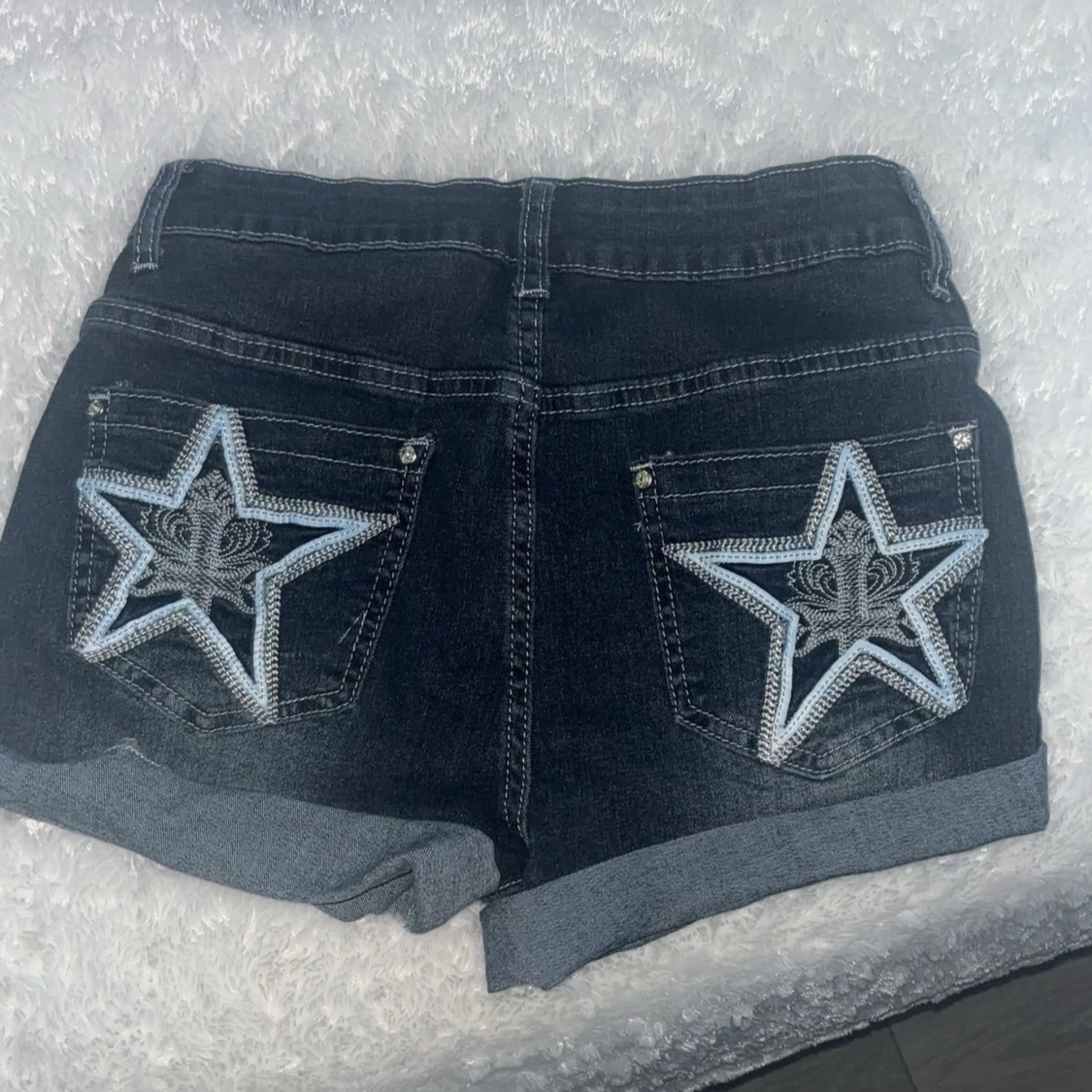 Mörkblå jeansshorts med stjärndetalj