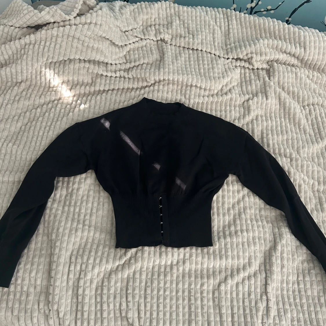 Svart croppad kofta med knappar