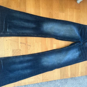 Mörkblå jeansbyxor från Weekday - Lågmidade flair jeas från weekday.