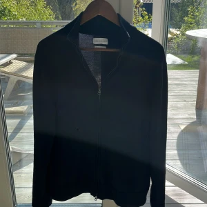 Cardigan These Glory Days - Säljer  nu min snygga cardigan från these glory days köpt på VOLT. Cardiganen är i bra skick och har inga defekter. Den är storlek L men passar perfekt på mig som bär M och är runt 181 