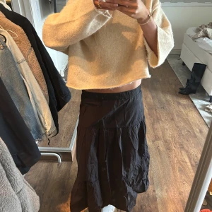 svart maxikjol - använd en gång så i jättefint skick, den är i storlek M och från gina💕