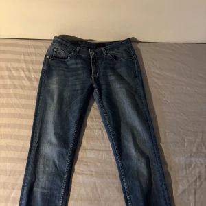 Blåa Tiger of Sweden jeans - Blåa Tiger of Sweden jeans | Skick 9/10 ⭐️| Nästan Oanvända! | Storlek 30/32 | Pris går att diskutera vid snabb affär! | Hör av dig vid minsta funderingar! 
