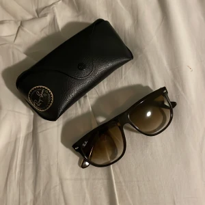 Svarta solglasögon från Ray-Ban - Säljer nu mina ray ban boyfriends. Dom är i storlek 56-15 alltså den mest eftertraktade och den mindre storleken.Kommer med original svart fodral. Perfekta för soliga dagar och ger en cool look.