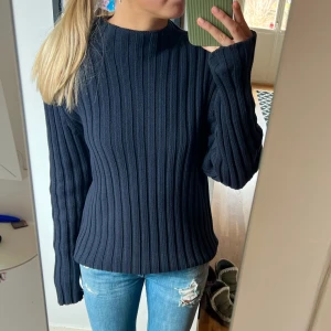 Filippa k tröja - Jättefin stickad tröja från filippa k i storlek M,  oversized o perfekt fit!🤗🤗