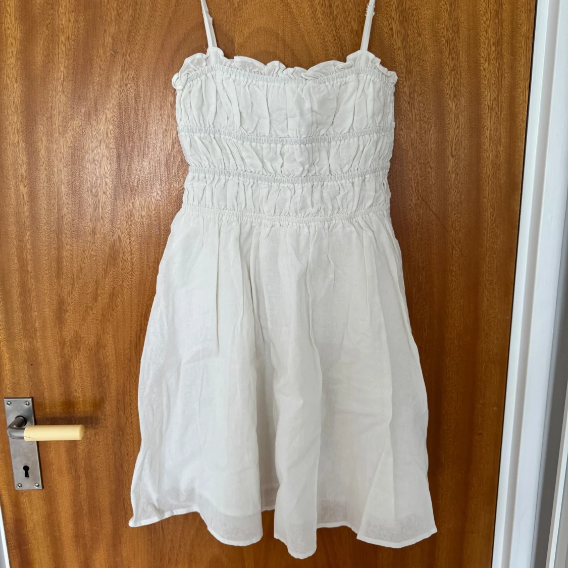 Vit kort klänning med smock och tunna axelband - 3