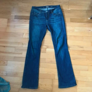 Blå bootcut jeans - Snygga blå jeans från kappahl! med bootcut-ben och normal passform. Jeansen har en knapp och dragkedja framtill. Nypris 399kr. Byxorna är i fint skick men ett litet hål längst ner på ena benet, då byxorna varit för långa för mig. (Är 164 cm) byxorna är inte riktigt så långa som de ser ut på de första bilderna! Se bild 4 för mer verklig bild av färgen!❤️