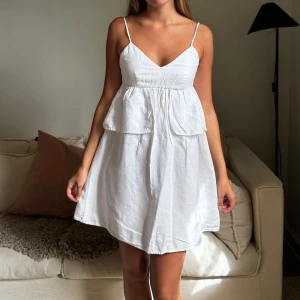 Student/skolavslutning klänning - Säljer denna klänning som är helt perfekt till studenten / skolavslutning 🌸🌼🌸🌼🌸🌼