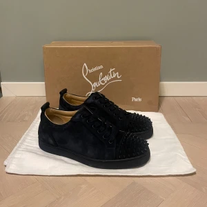   Christian Louboutin skor - Säljer dessa otroligt feta Christian Louboutin skorna i en riktigt fet marinblå färg✨ Nyskick!  (9,5/10). Dessa är i storlek 39,5 men passar även 40. Självklart äkta! Nypris på dessa ligger runt 9000kr, dessa säljs för 3699kr! Skriv privat för fler bilder. MVH