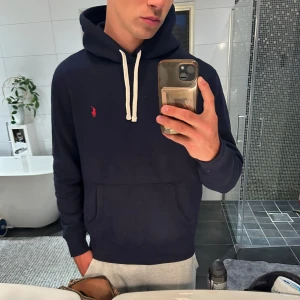 Hoodie från Ralph Lauren - Säljer en mörkblå hoodie från Ralph Lauren med vit dragsko och klassisk röd logga broderad på bröstet. Nypris ligger på över 2000 kr! Säljer för 999 kr. Tröjan är i riktigt fint skick utan några skador💫