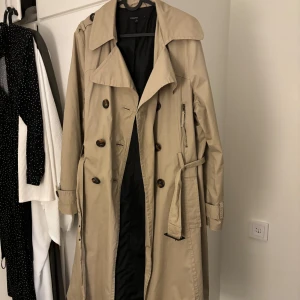 Beige trenchcoat - Beige snygg trenchcoat  Går precis lite under knäna på mig