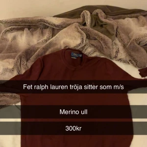 Vinröd merinoullströja från Ralph Lauren - Säljer en vinröd tröja från Ralph Lauren i mjuk merinoull. Klassisk rund halsringning och långärmad modell. Perfekt för dig som gillar stilrena och bekväma plagg.