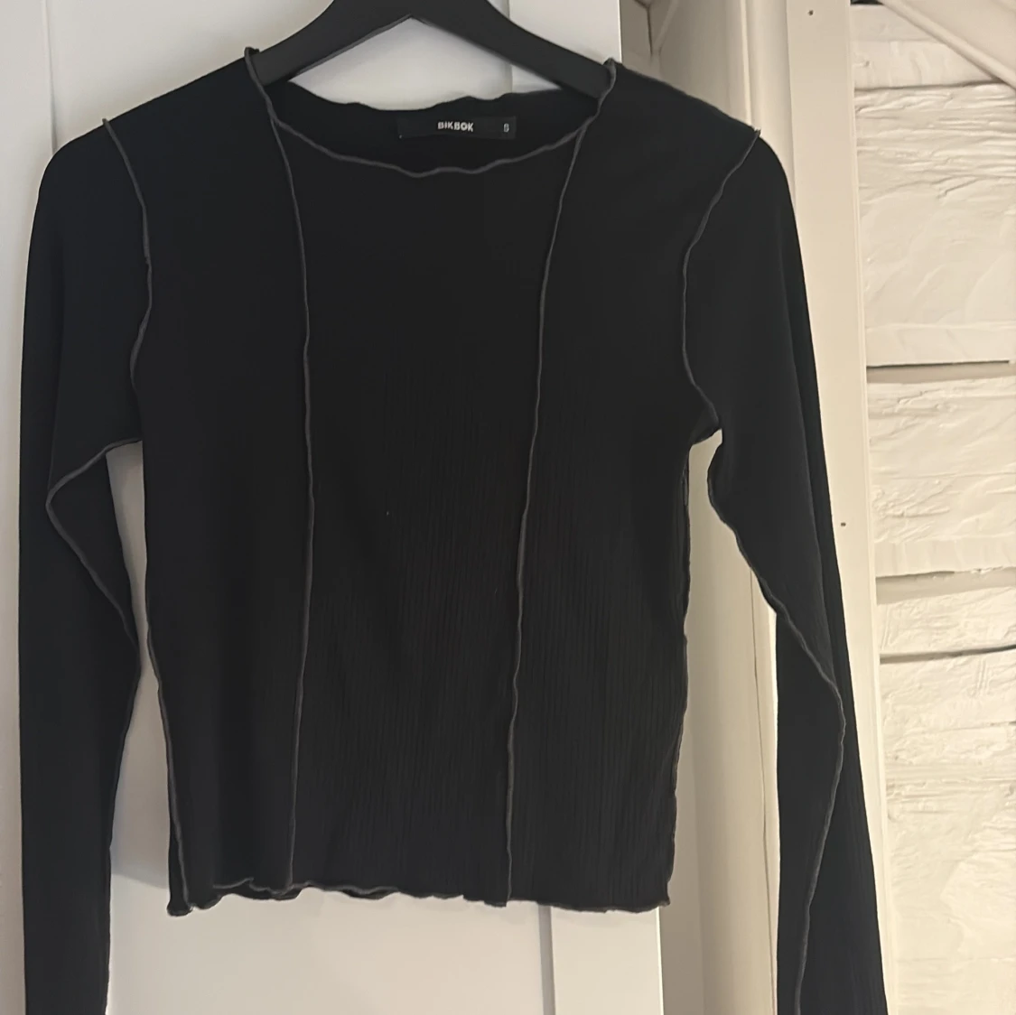 Svart ribbad långärmad topp från BikBok