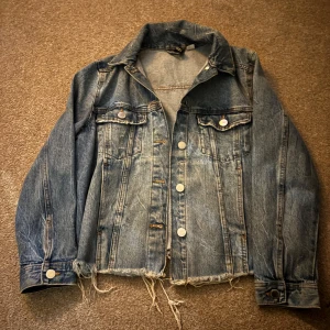 Blå jeansjacka från H&M - Blå jeansjacka i fint skick🩵.