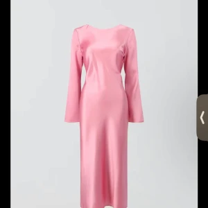 SÖKER AKUT EFTER DENNA KLÄNNINGEN  - SÖKER akut efter denna klänning i xs !!! Kan betala upp till 500 beroende på skick!!!