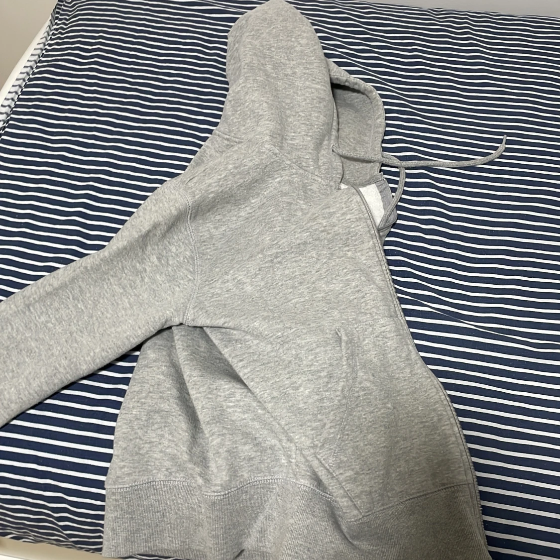 Grå hoodie med dragkedja från Sittia - 4