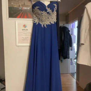 Blå långklänning från JJ's House - Den är använd på en bal bara och aldrig efter det! Jag är 166cm och den är fortfarande lång, jag har storlek 70E/32DD och den sitter perfekt i bysten! Den är köpt för 2000kr. Skriv privat för bilder på<3