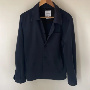Overshirt Lindbergh - Säljer nu en mörkblå overshirt från Lindbergh! Den är i storlek S har inga defekter, riktig snygg till sommaren! Hör av dig vid fundering!💫