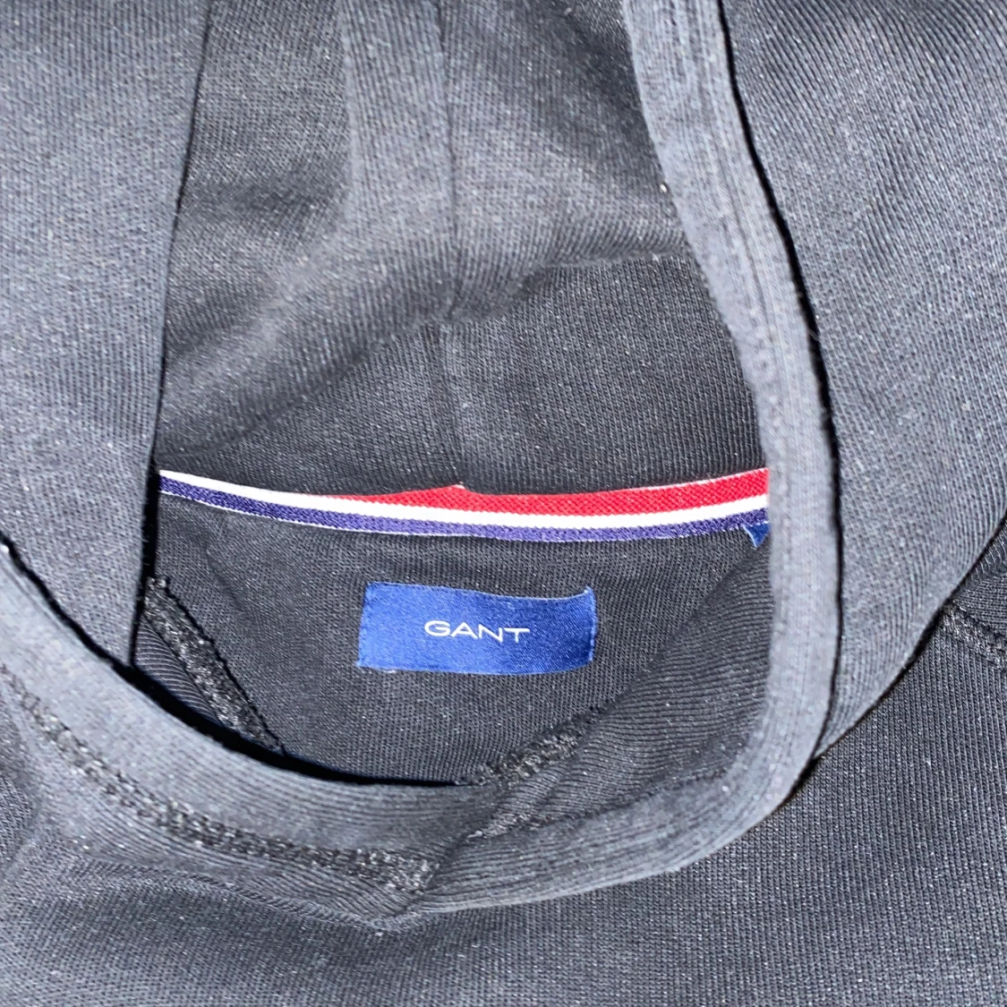 Svart hoodie från GANT - 2