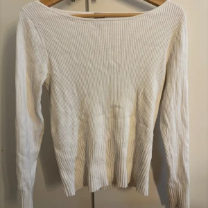 Vit ribbad långärmad tröja - Säljer en vit ribbad tröja i storlek L från hm då den inte används 