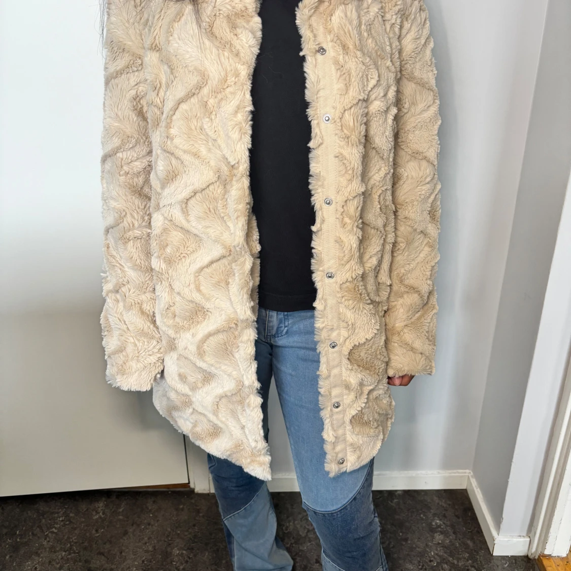 Beige pälsjacka med knappar