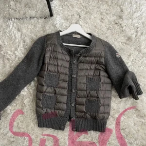 SÖKER!!! Grå cardigan från Moncler - Söker en grå cardigan jacka från Moncler stl xs-m