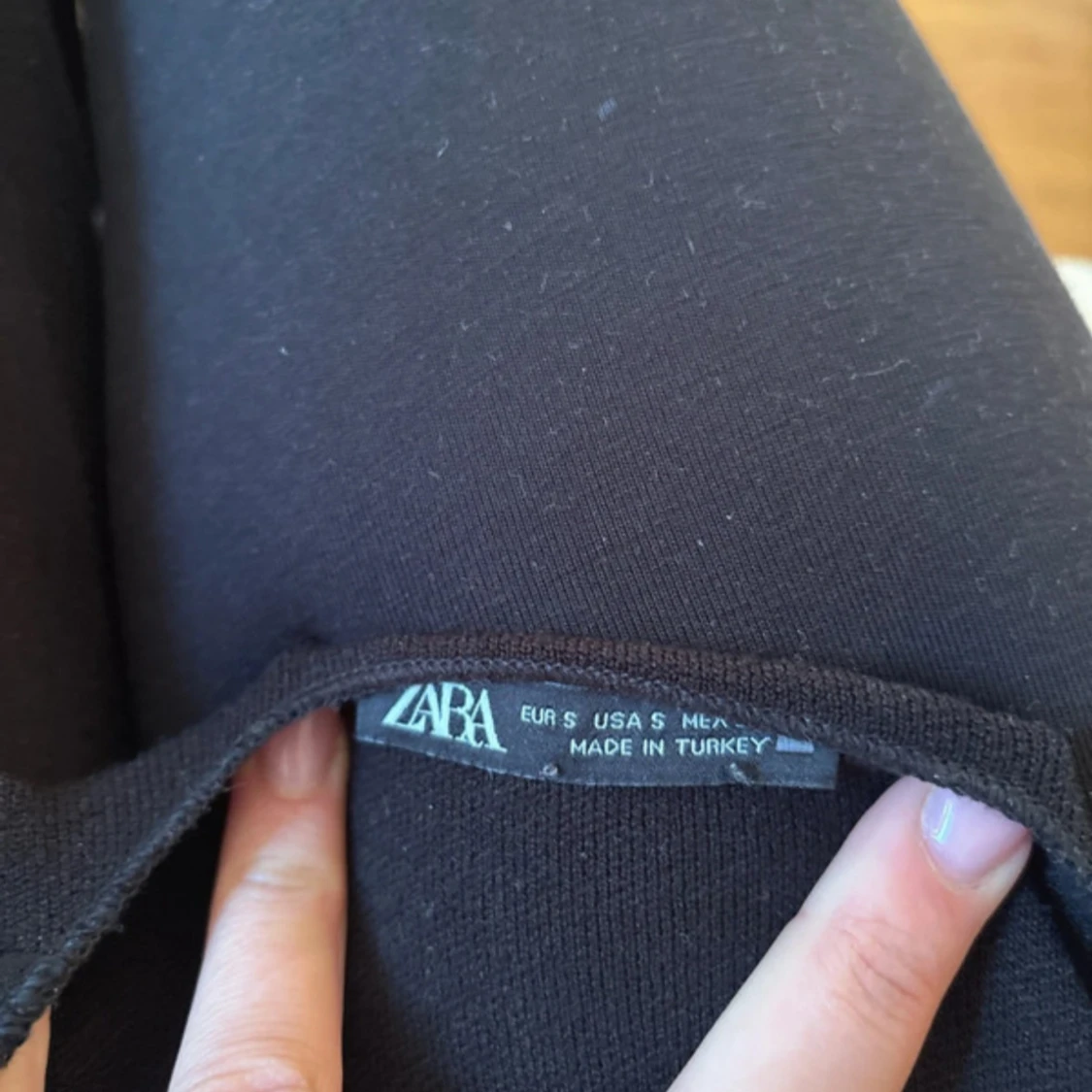 Svart croppad topp med spets från Zara - 3