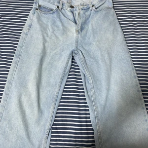 Ljusblå jeans från newyorker - Säljer ett par ljusblå jeans från NEWYORKER Klassisk femficksmodell med raka ben och normal passform. Jeansen har knapp- och dragkedjegylf samt bälteshällor. Perfekta för en avslappnad stil.