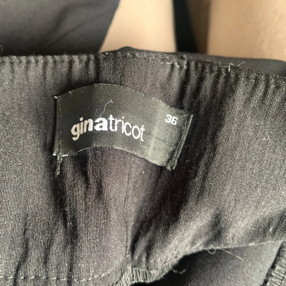 Svarta bootcut-byxor från Gina Tricot - 1
