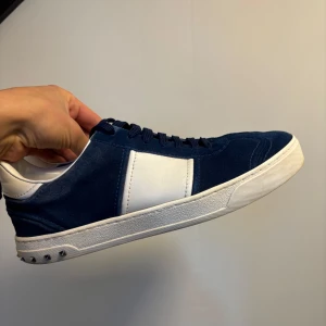 Valentino flycrews navy  - Säljer ett par extremt fräscha flycrews i den utmärkta färgen navy! Mockan är som ny! Alla nitar är kvar!