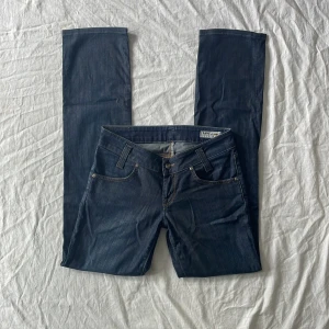 Lee jeans - Bra skick! Mått: midjemått rakt över 37 innerbenslängd 84 grenhöjd 20cm💗