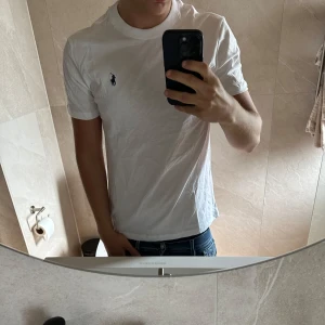 Polo Ralph Laurent T-shirt - Tjenare, säljer min helt nya polo tshirt eftersom den var för stor på mig. Skick 10/10 Aldrig använd. Storlek: M. Den är slim fit så sitter extra tight på kroppen vid rätt storlek, vid frågor eller sådant är det bara att skriva ! 🙌