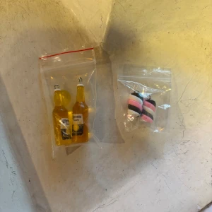 Berlocker, ölflaskor och marshmallows  - Två öl falsk berlocker och två marshmallows berlocker i toppen skick