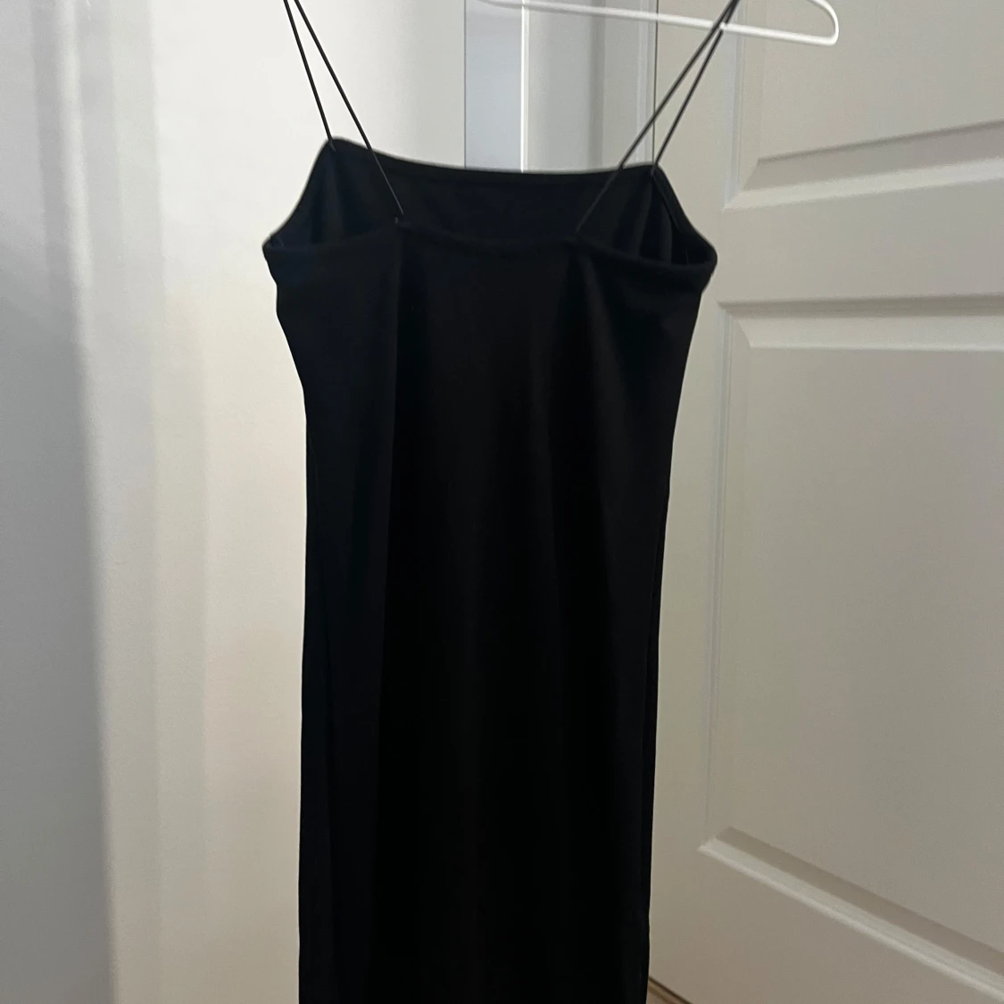 Svart fodralklänning med smala axelband från NA-KD - 1