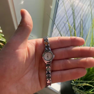 Silverklocka  - Klockan är i ett mycket fint skick med ett sprillans nytt batteri och armbandet är justerbart så du enkelt kan justera armbandets originella storlek som är 19 cm.   Vid frågor och funderingar är det bara att skriva ✍️