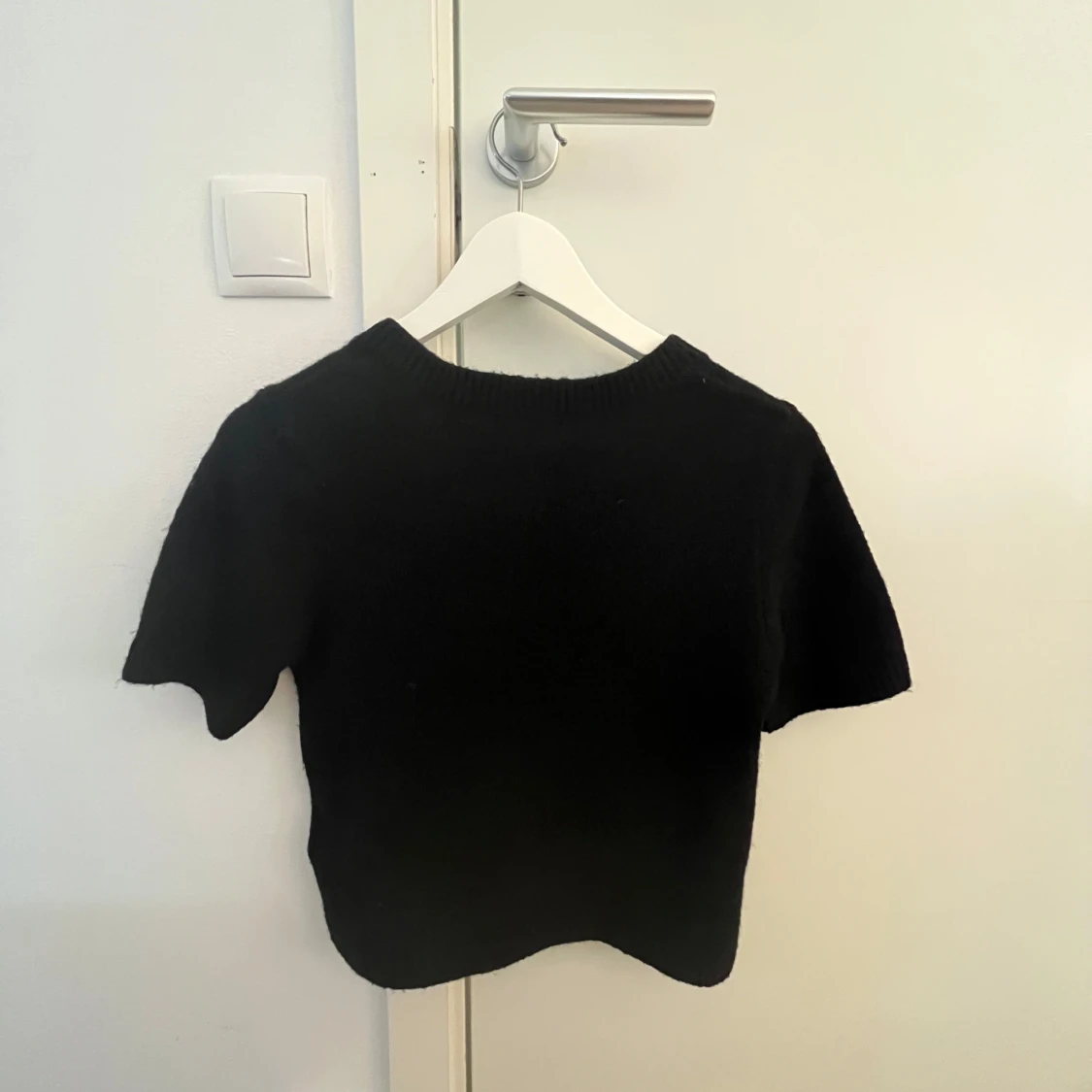 Svart stickad kofta från Gina Tricot - 1