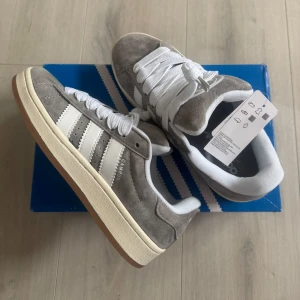 Adidas Campus - Säljer ett par Adidas Campus grå, helt nya har kvar lådan och gråa skosnören. 