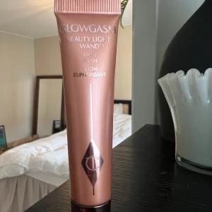Glowgasm Beauty Light Wand High Blush - Endast testat ! Glowgasm Beauty Light Wand från Charlotte Tilbury i en roséguldig tub. Flytande blush med skimrande finish, perfekt för att ge kinderna en fräsch glow. Enkel att applicera med inbyggd applikator.