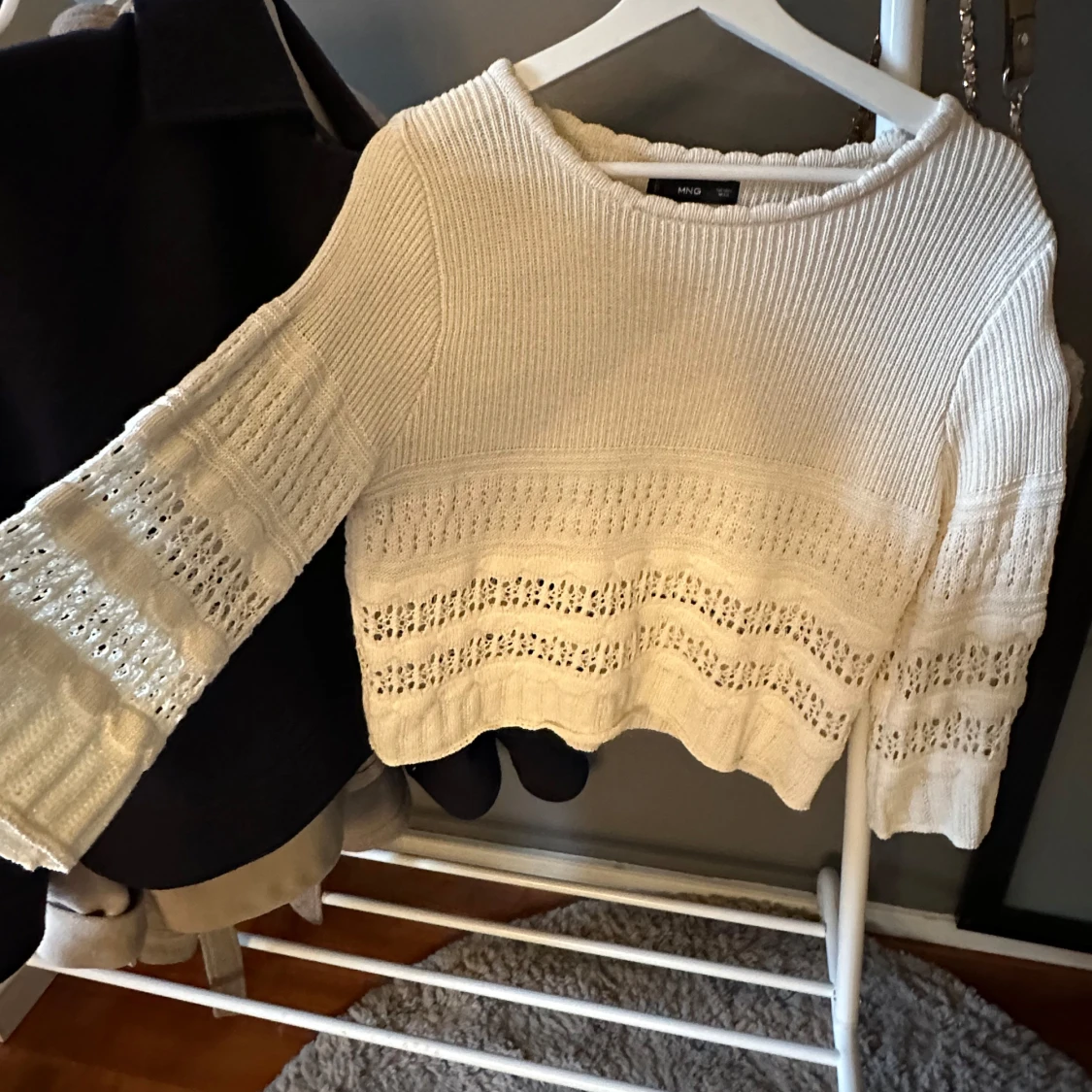 Vit/beige stickad croppad tröja 