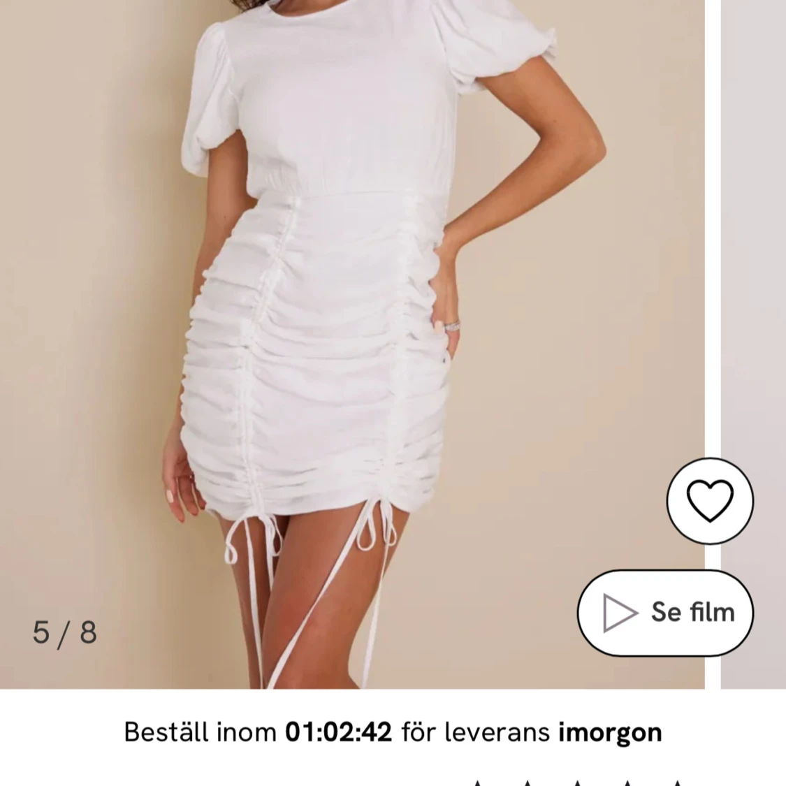 Vit kortklänning med puffärm och rynkade detaljer